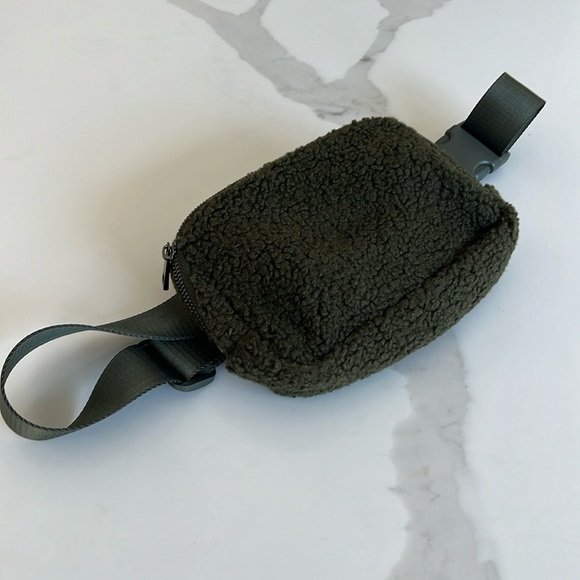 Olive green textured waste bag / fanny pack. - Picture 3 of 5